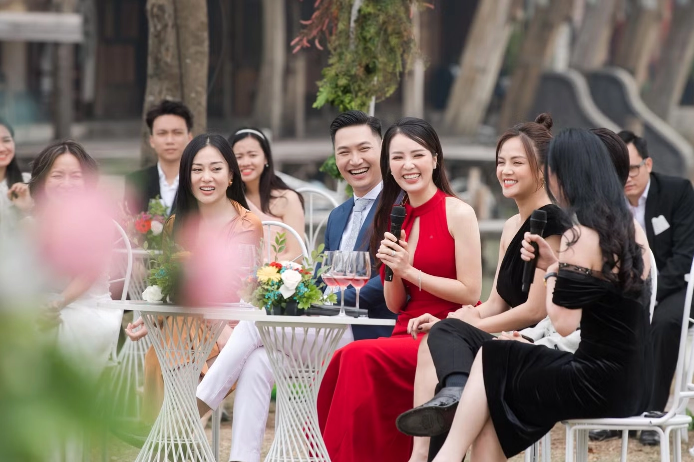 Á hậu Thụy Vân tươi tắn trong một chương trình ghi hình ngoài trời