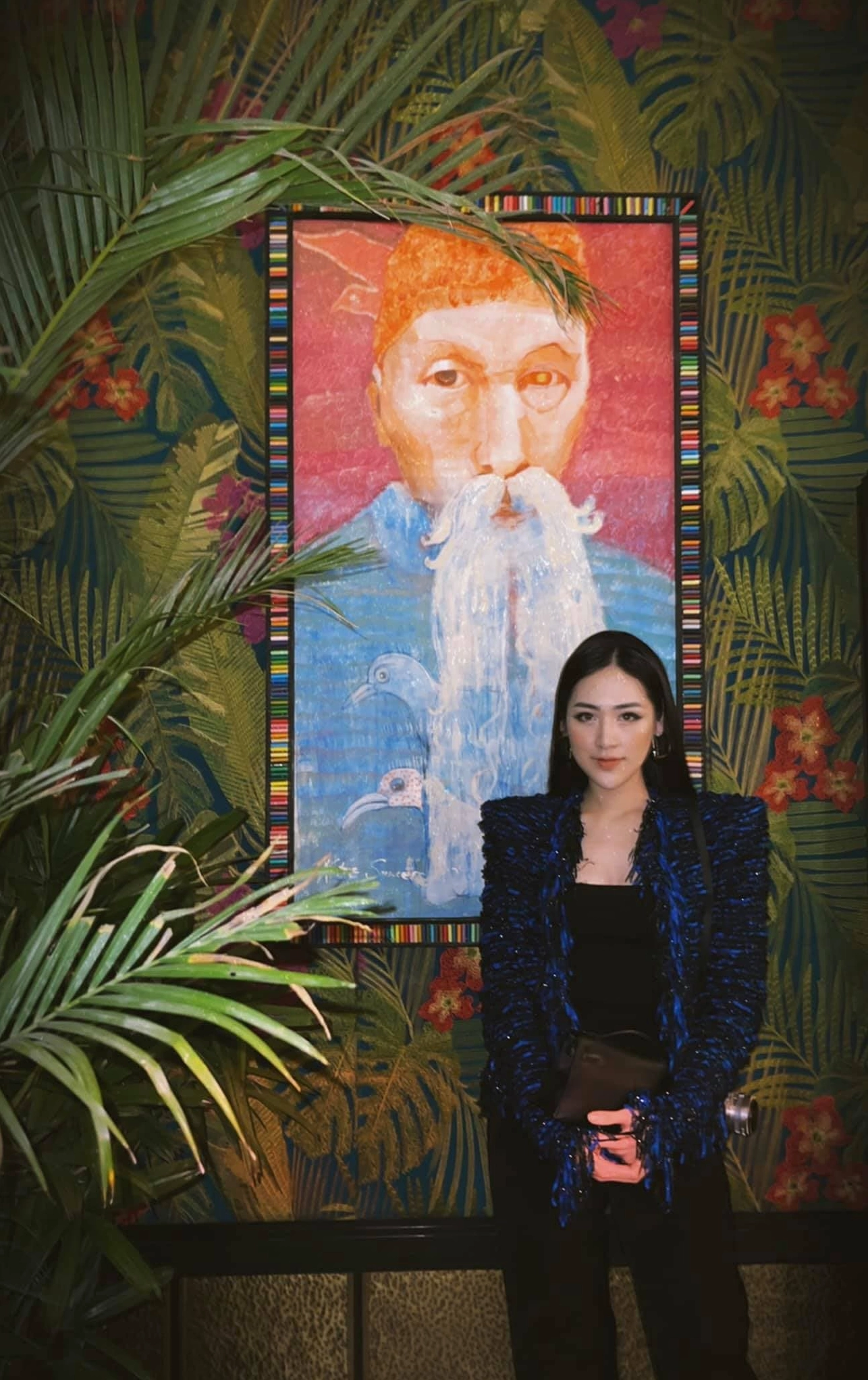 Á hậu Tú Anh đầy cuốn hút và sắc sảo