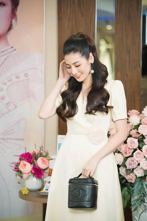 Á hậu Tú Anh diện đồ sexy nóng bỏng sau khi sinh con