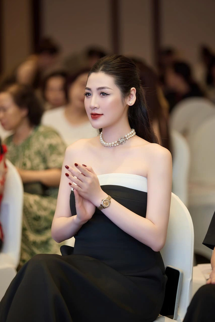 Á hậu Tú Anh khoe sắc vóc rạng rỡ