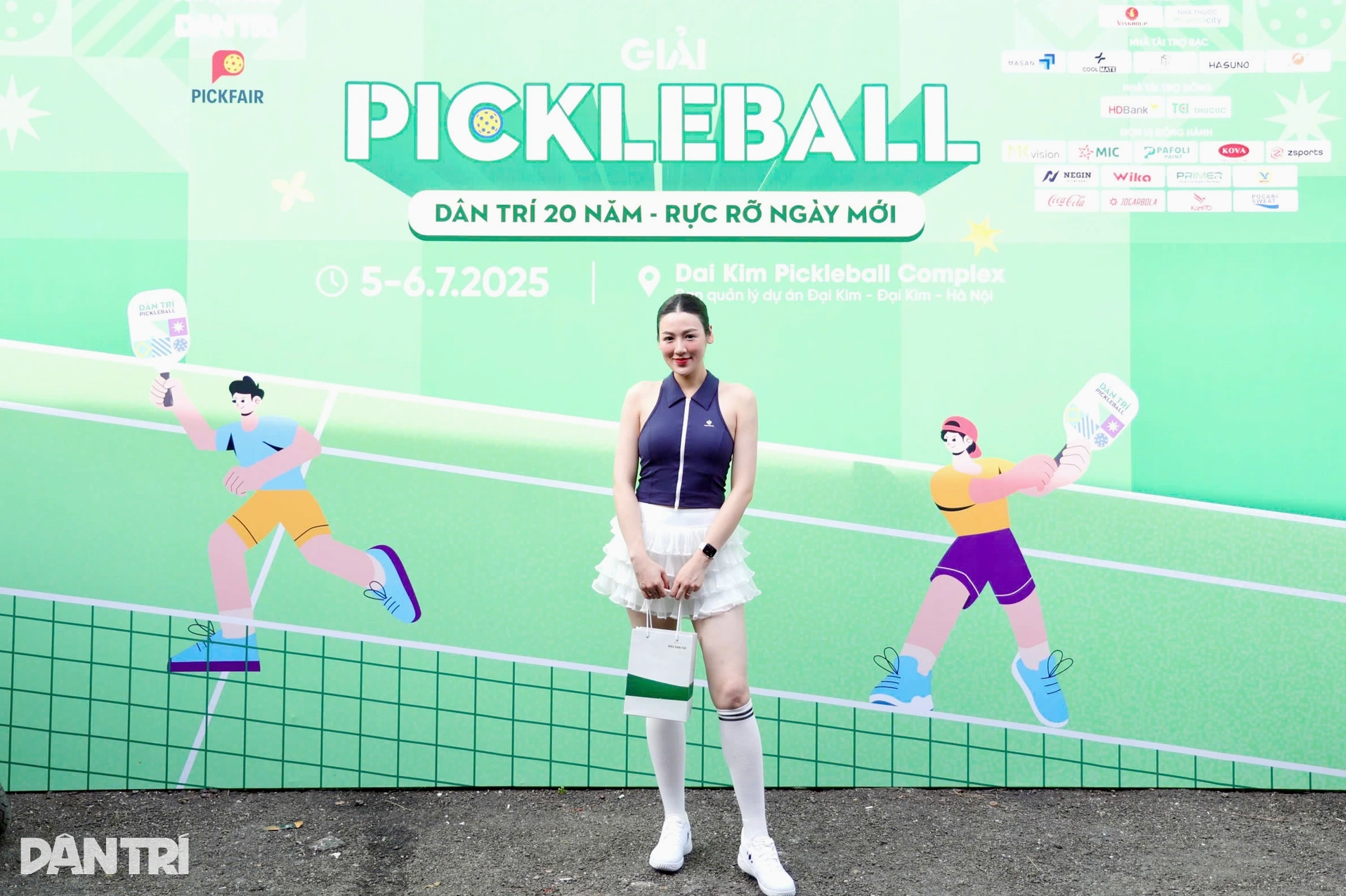 Á hậu Tú Anh năng động đánh pickleball
