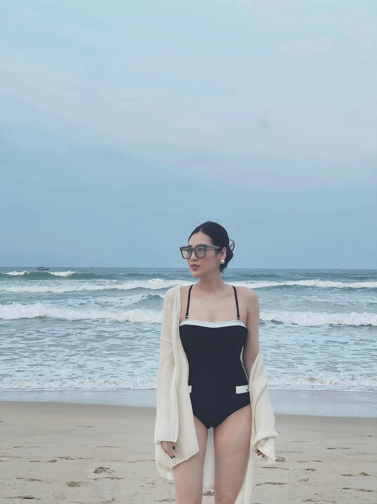 Á hậu Tú Anh quyến rũ hút hồn trong từng shoot hình