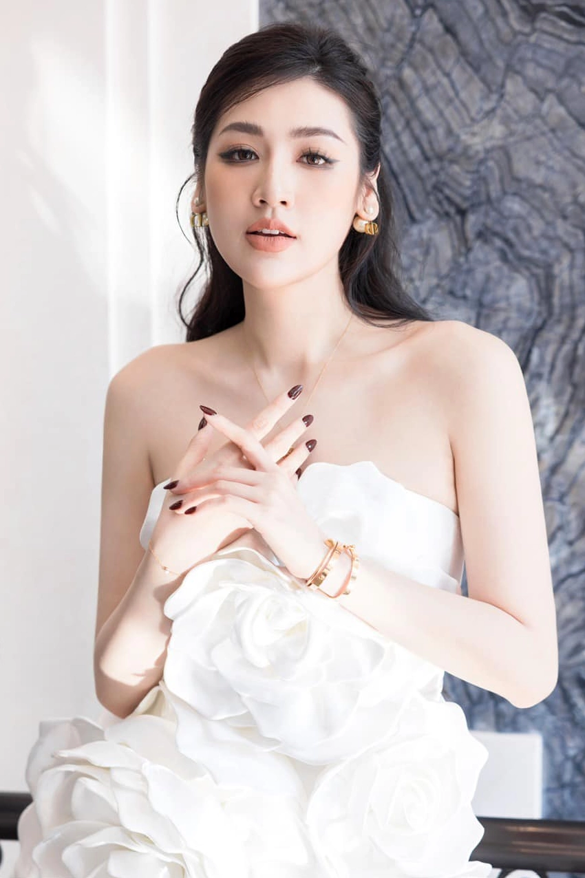Á hậu Tú Anh với phong cách thời trang tinh tế