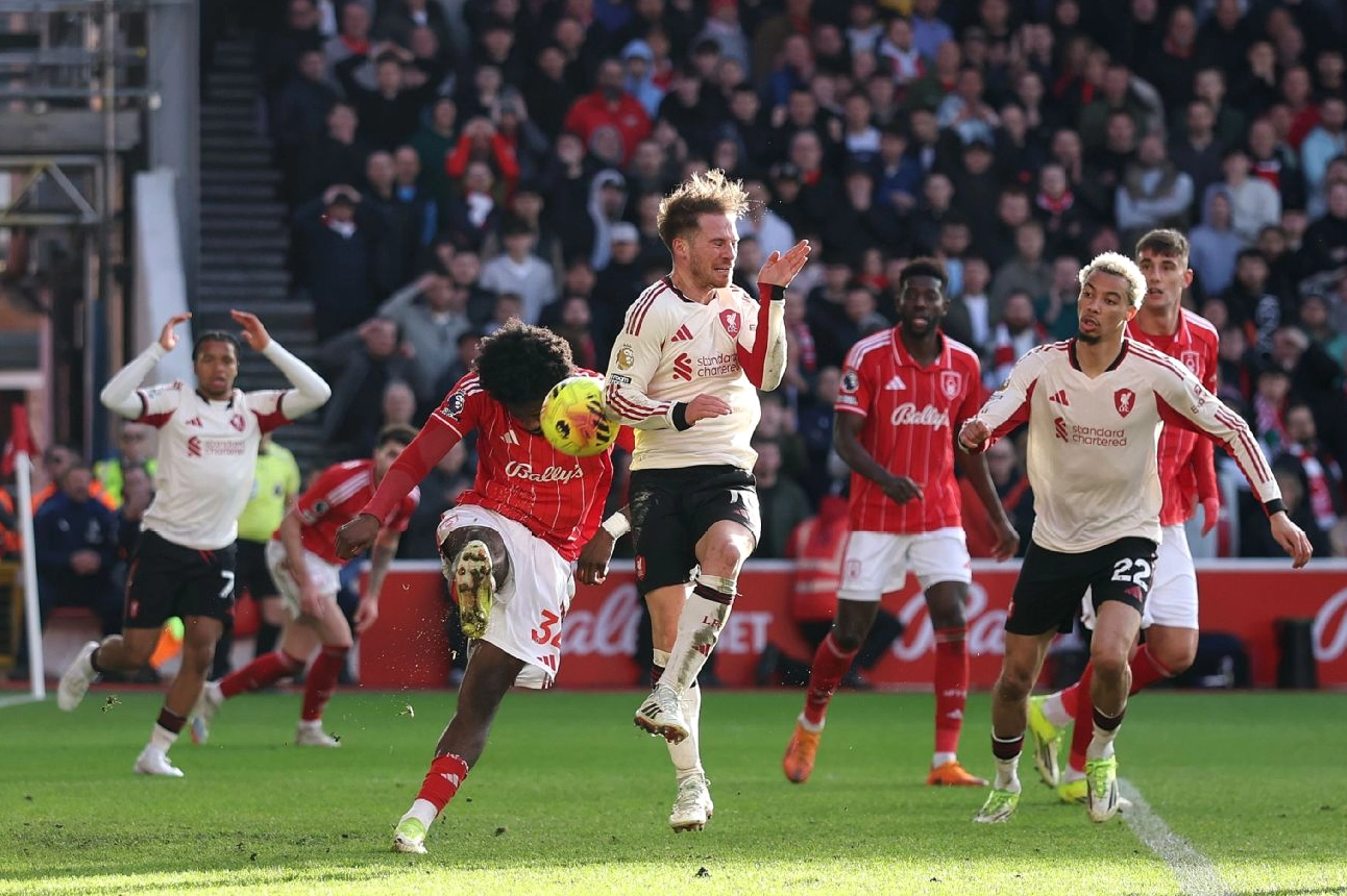 Alexis Mac Allister ghi bàn nhưng bị VAR từ chối vì lỗi chạm tay trong trận đấu với Nottingham Forest