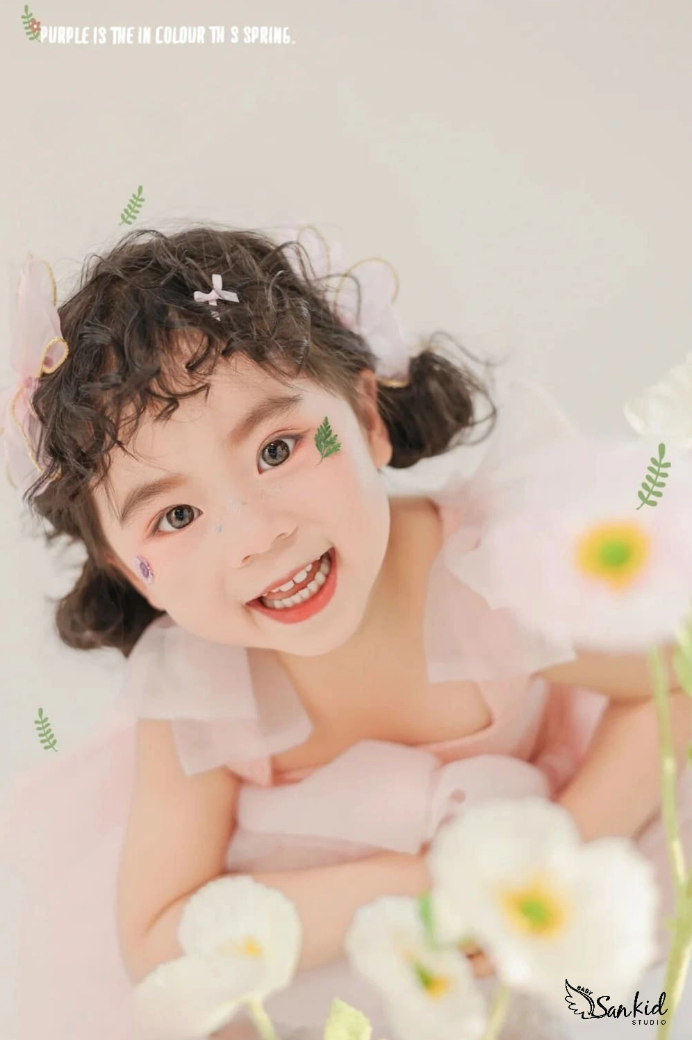 Ảnh bé gái cute đáng yêu với nụ cười chúm chím