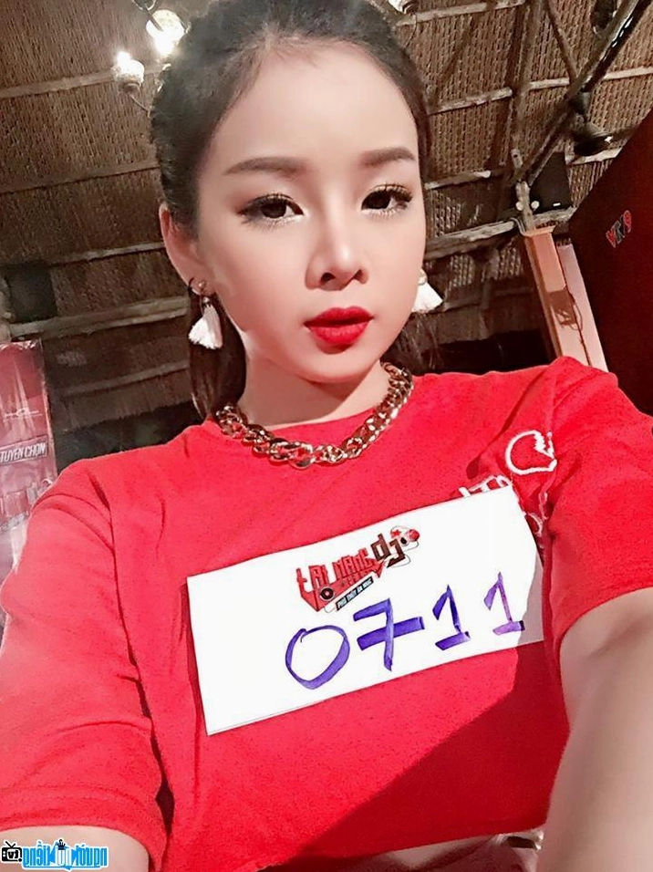 Ảnh cận mặt đầy cuốn hút của DJ Mie