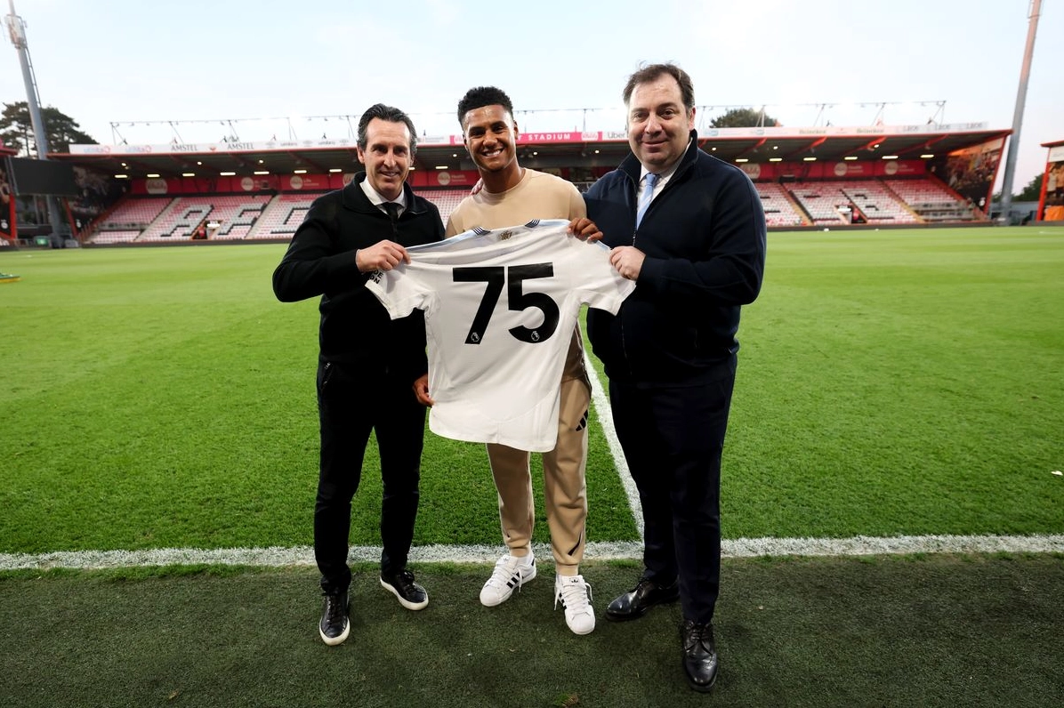 Ảnh chân dung chụp cận mặt tiền đạo Ollie Watkins trong bộ áo đấu truyền thống của câu lạc bộ