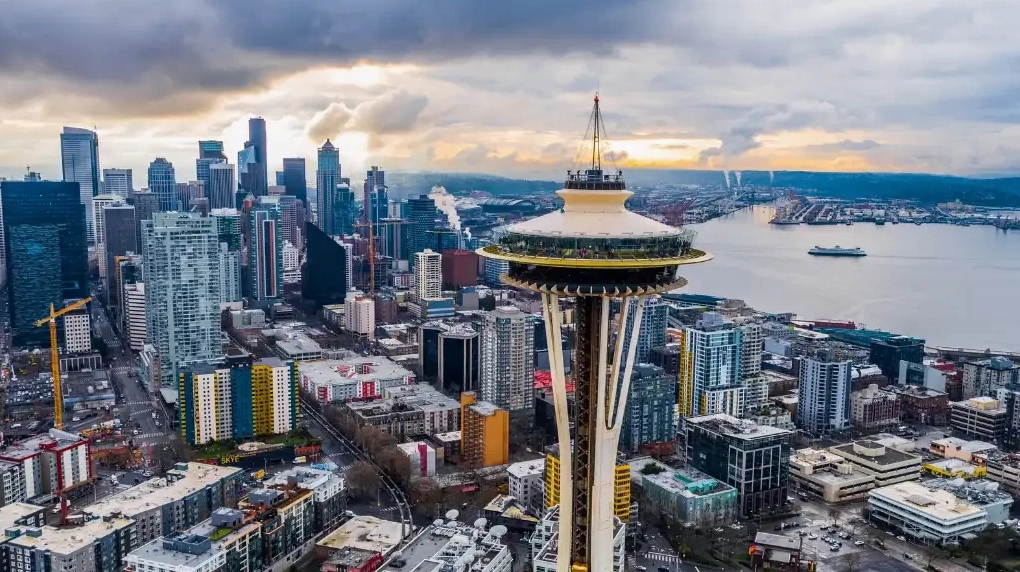 Ánh chớp lóe sáng phía sau đỉnh tháp Space Needle