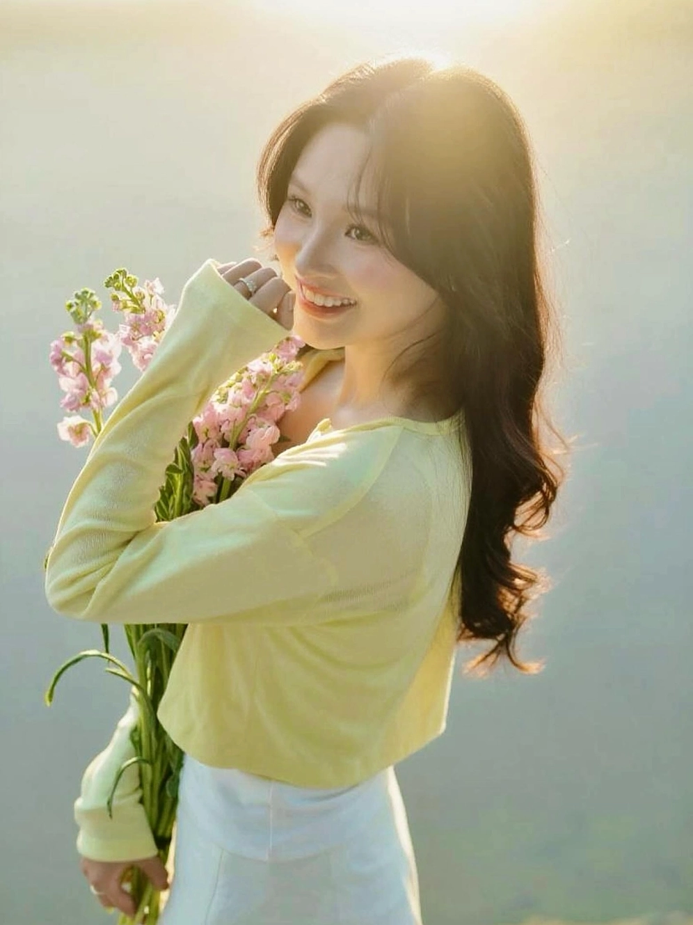 Ảnh đại diện cô gái ngắm hoàng hôn mang tâm trạng buồn