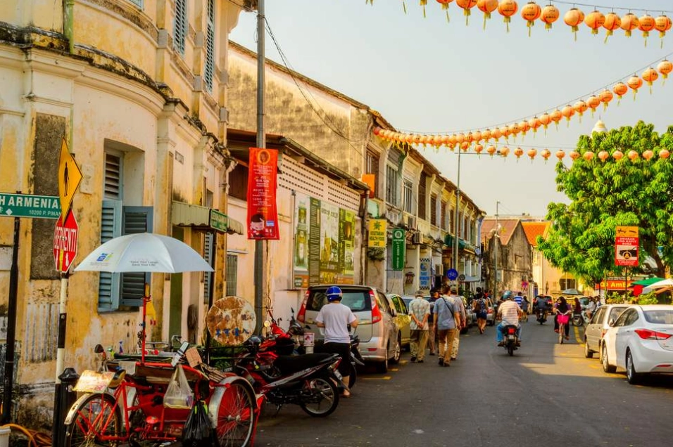 Ánh đèn le lói qua khung cửa sổ