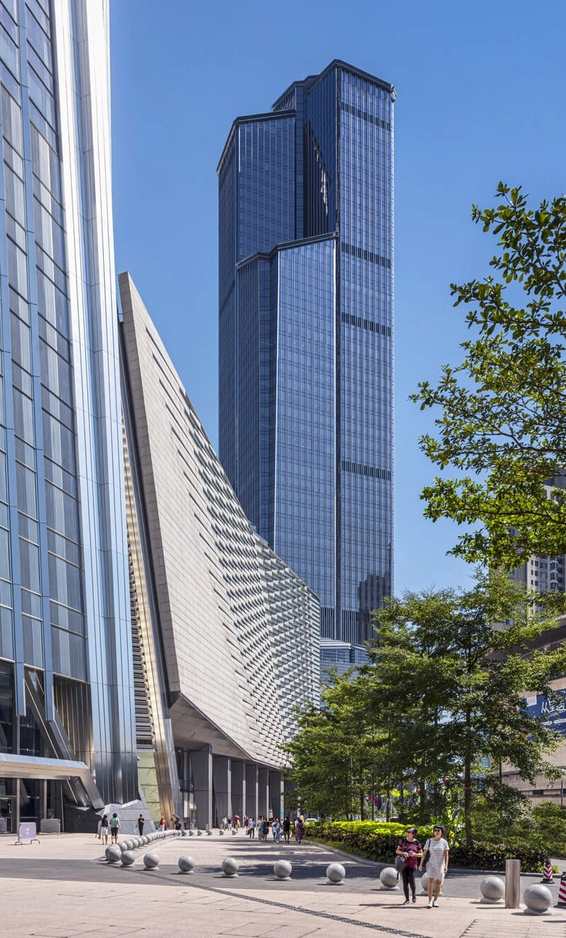 Ánh đèn neon rực rỡ hắt lên mặt kính tòa nhà