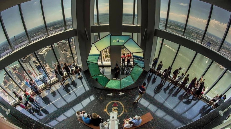 Ánh đèn thành phố leo lét trong đêm