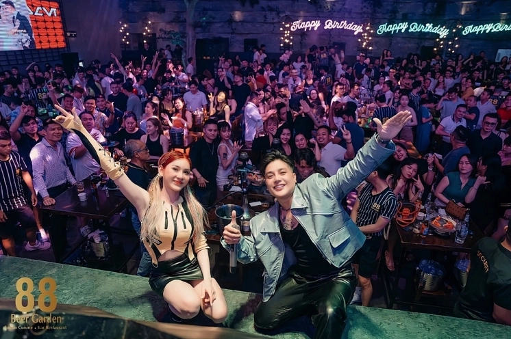 ảnh dj t tina cá tính trên sân khấu