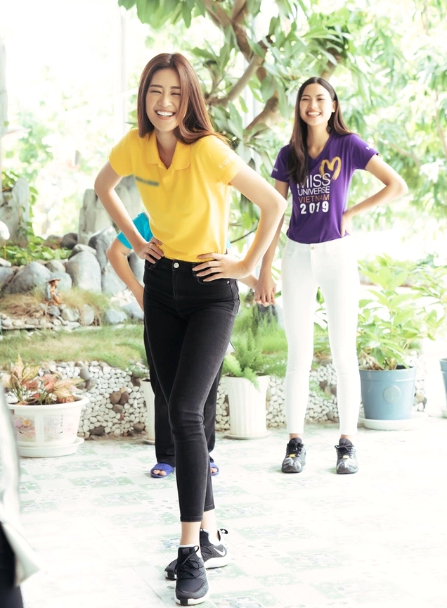 Ảnh hoa hậu khánh vân tương tác đầy yêu thương với trẻ em