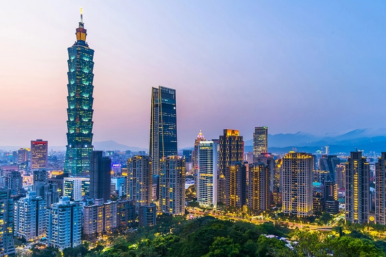 Ánh hoàng hôn buông xuống nhuộm vàng tòa tháp Taipei 101 tạo nên khung cảnh lãng mạn