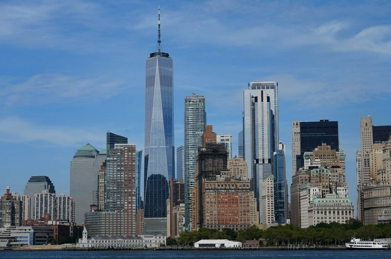 Ánh hoàng hôn đỏ rực bao quanh đỉnh tháp