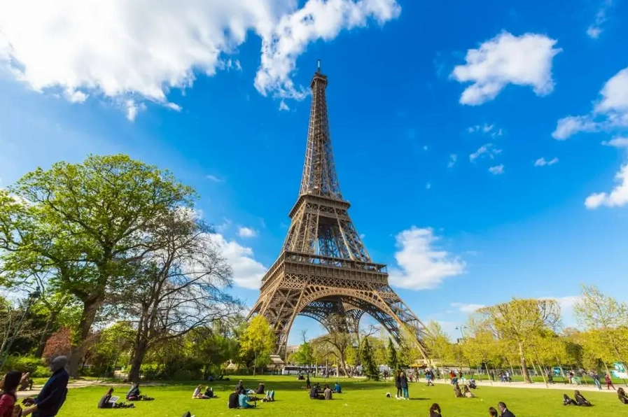 Ảnh hoàng hôn nhuộm đỏ phía sau tháp Eiffel