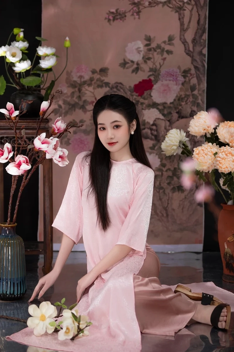 Ảnh khoe dáng xinh đẹp của cô gái da trắng trên Facebook