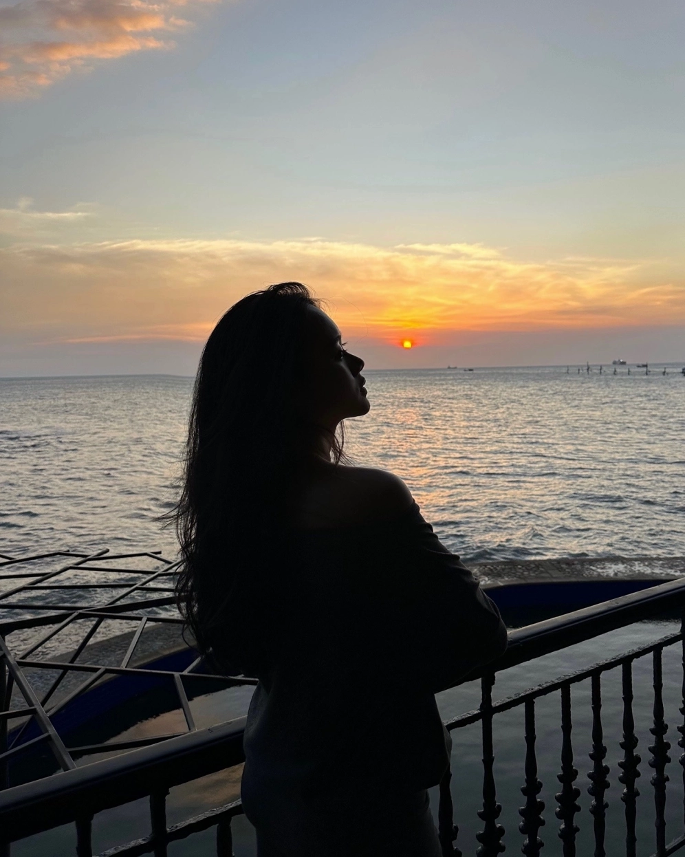 Ánh mắt đượm buồn của thiếu nữ khi ngắm nhìn hoàng hôn