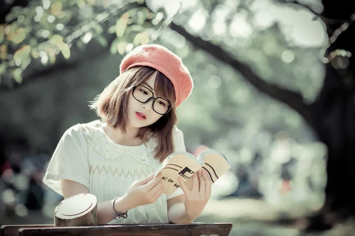Ảnh nền máy tính cô gái trẻ trung và năng động
