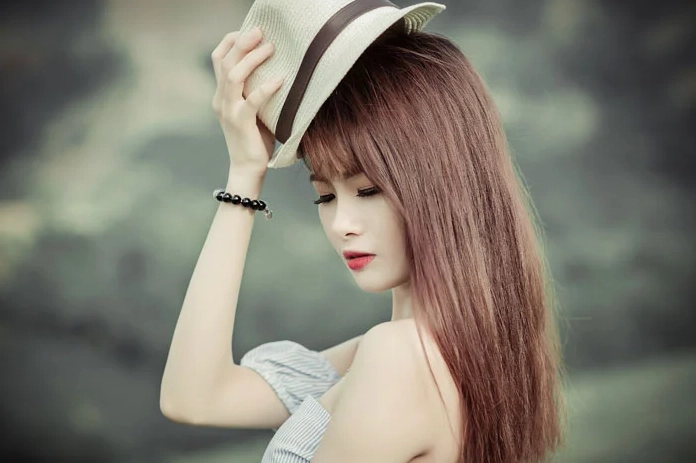 Ảnh nền máy tính cô gái với phong cách cá tính