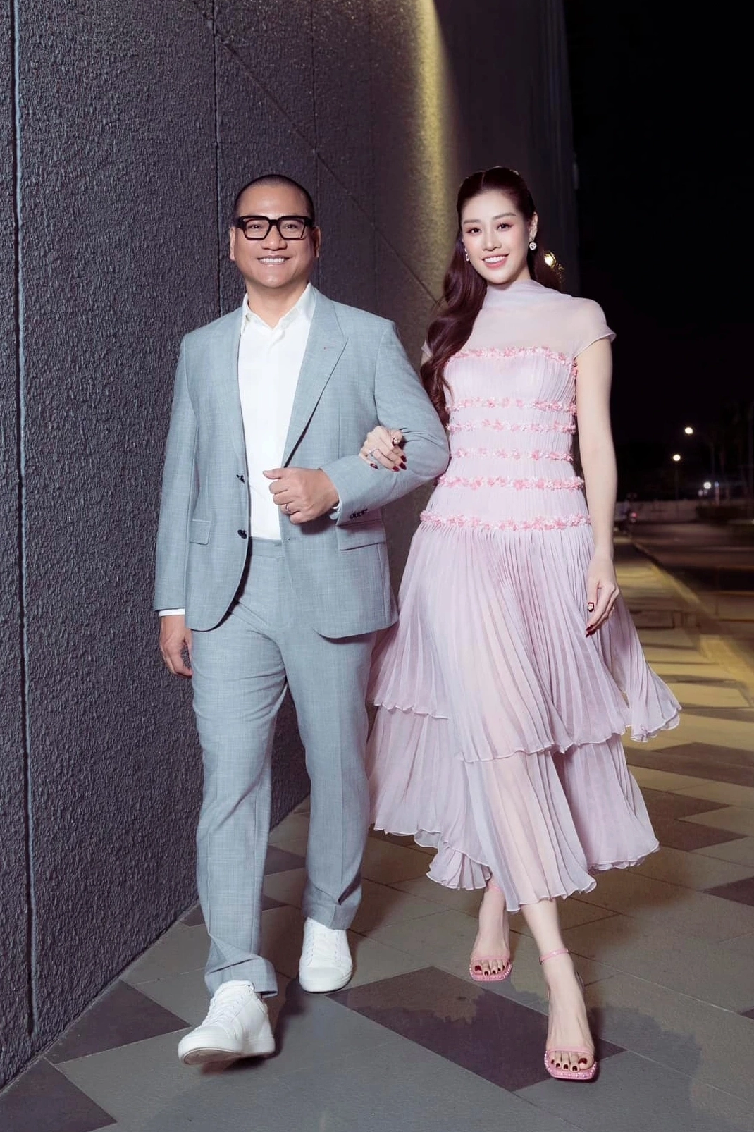 Ảnh nguyễn trần khánh vân rạng rỡ bên những người thân yêu