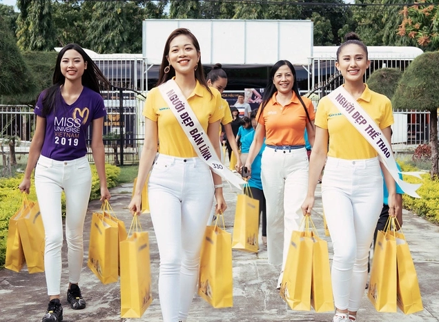 Ảnh nguyễn trần khánh vân thân thiện giao lưu cùng các em nhỏ tại mái ấm