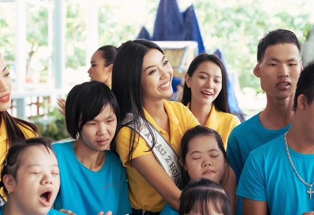 Ảnh nguyễn trần khánh vân thanh lịch và cuốn hút