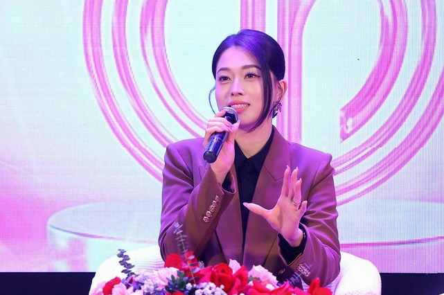 Ánh nhìn kiên định và phong thái bản lĩnh của người đẹp sinh năm 1998