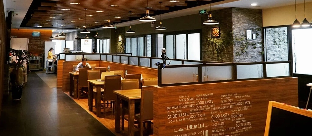 Ánh sáng ấm áp trong không gian rộng lớn của nhà hàng SIK GAEK