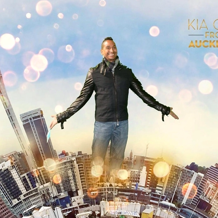 Ánh sáng hắt ra từ chân tháp trong đêm