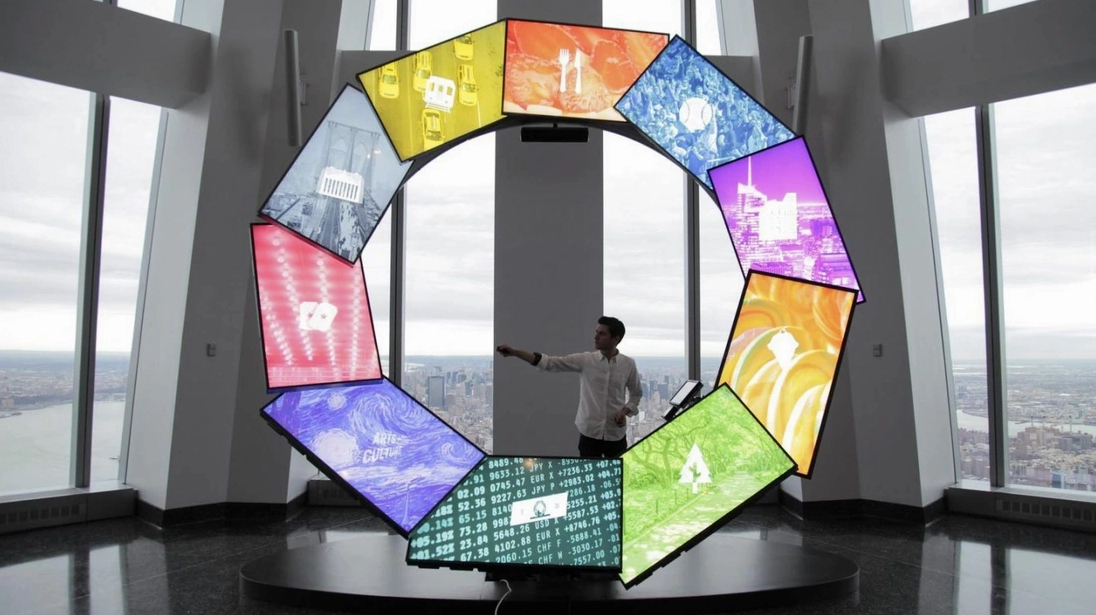 Ánh sáng lập lòe từ xa phản chiếu trên mặt kính tòa nhà