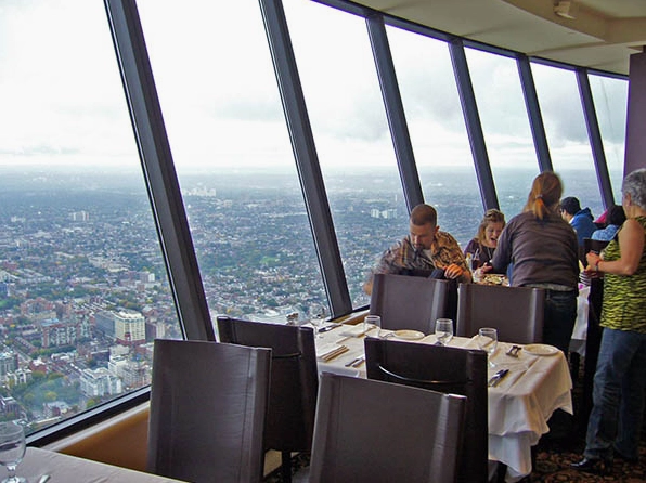 Ánh sáng lung linh của tháp CN Tower in bóng xuống dòng nước