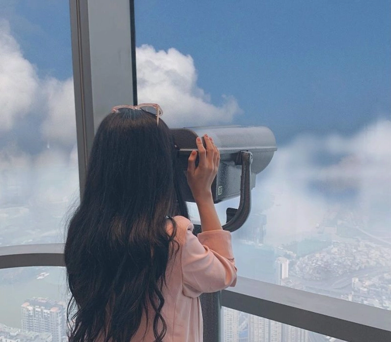 Ánh sáng rực rỡ nhưng đầy vẻ cô độc của khu vực trung tâm