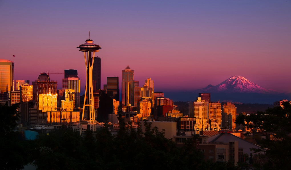 Ánh sáng vàng rực rỡ chiếu rọi lên thân tháp