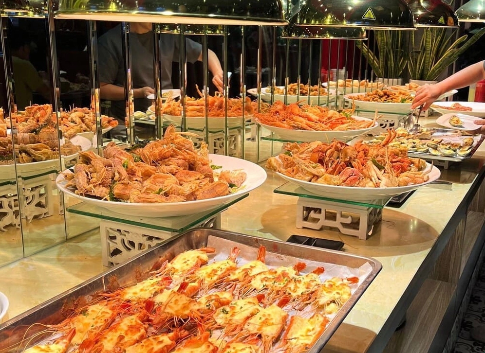 Bàn ăn được bày biện hoàn hảo trong góc phòng tranh tối tranh sáng