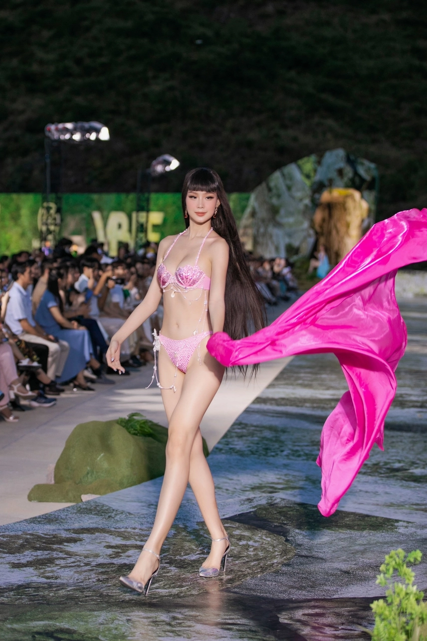 Bảo Ngọc catwalk thần thái với bikini