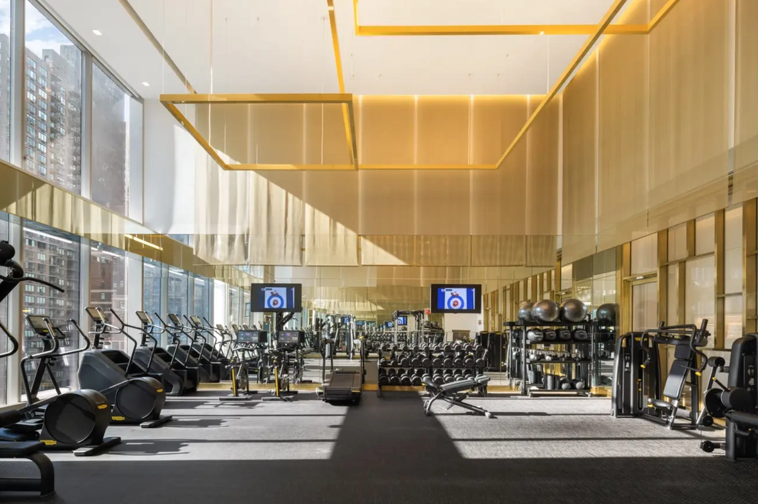 Bể bơi với ánh sáng xanh mờ ảo