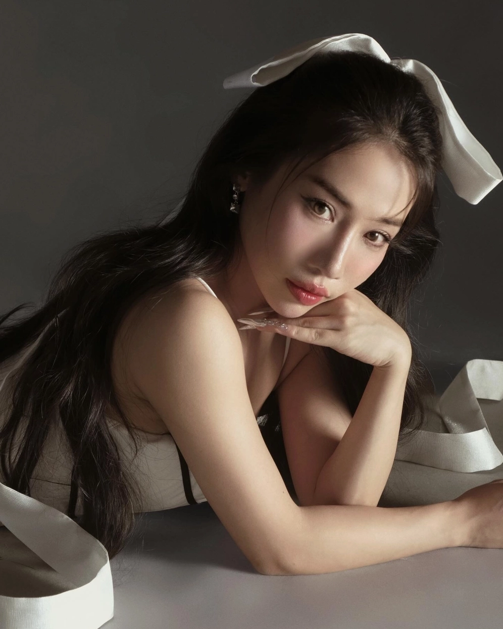 Bé gái dễ thương với đôi mắt to tròn long lanh đầy cuốn hút