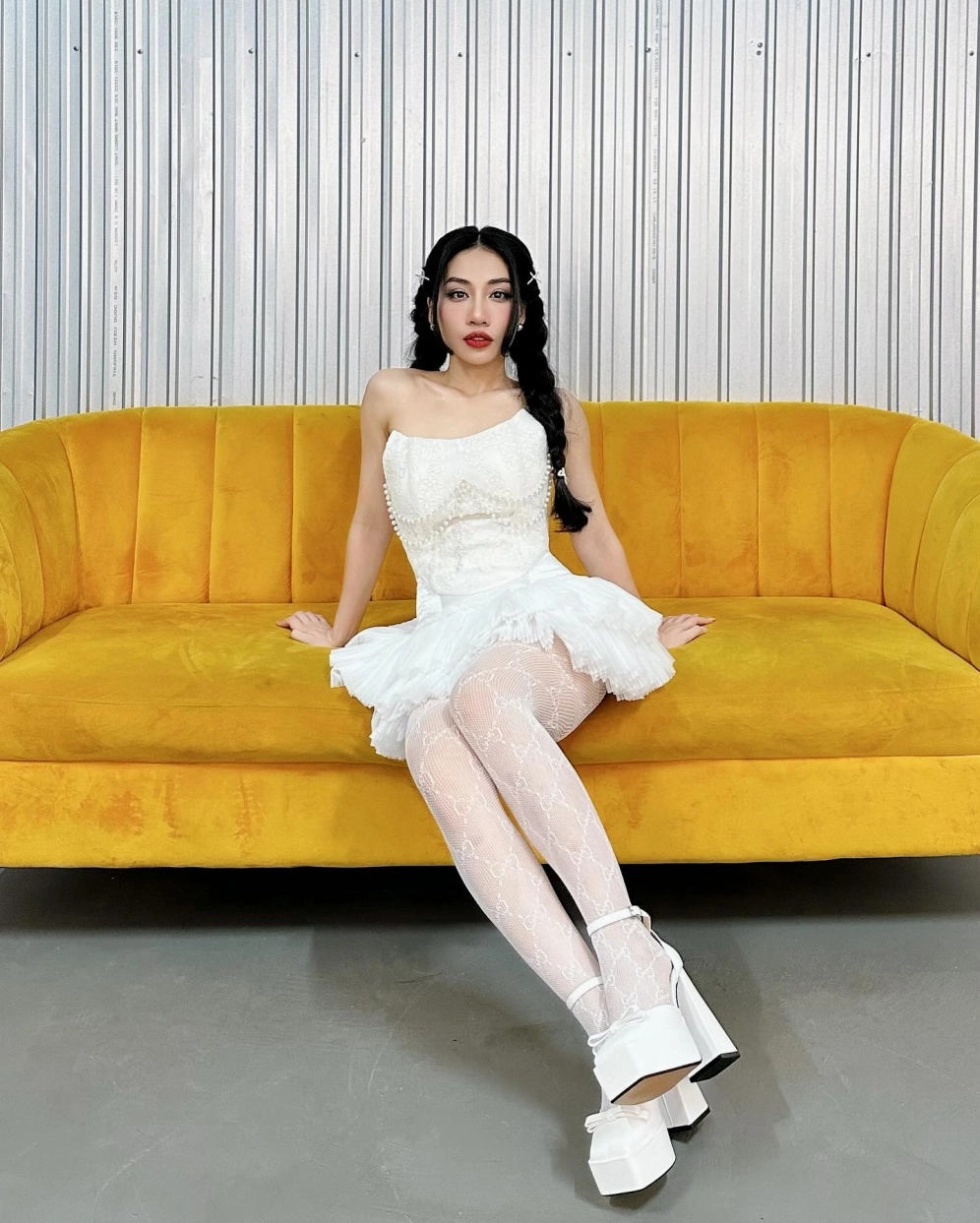 Bé gái dễ thương với nụ cười tỏa nắng trong veo rạng rỡ