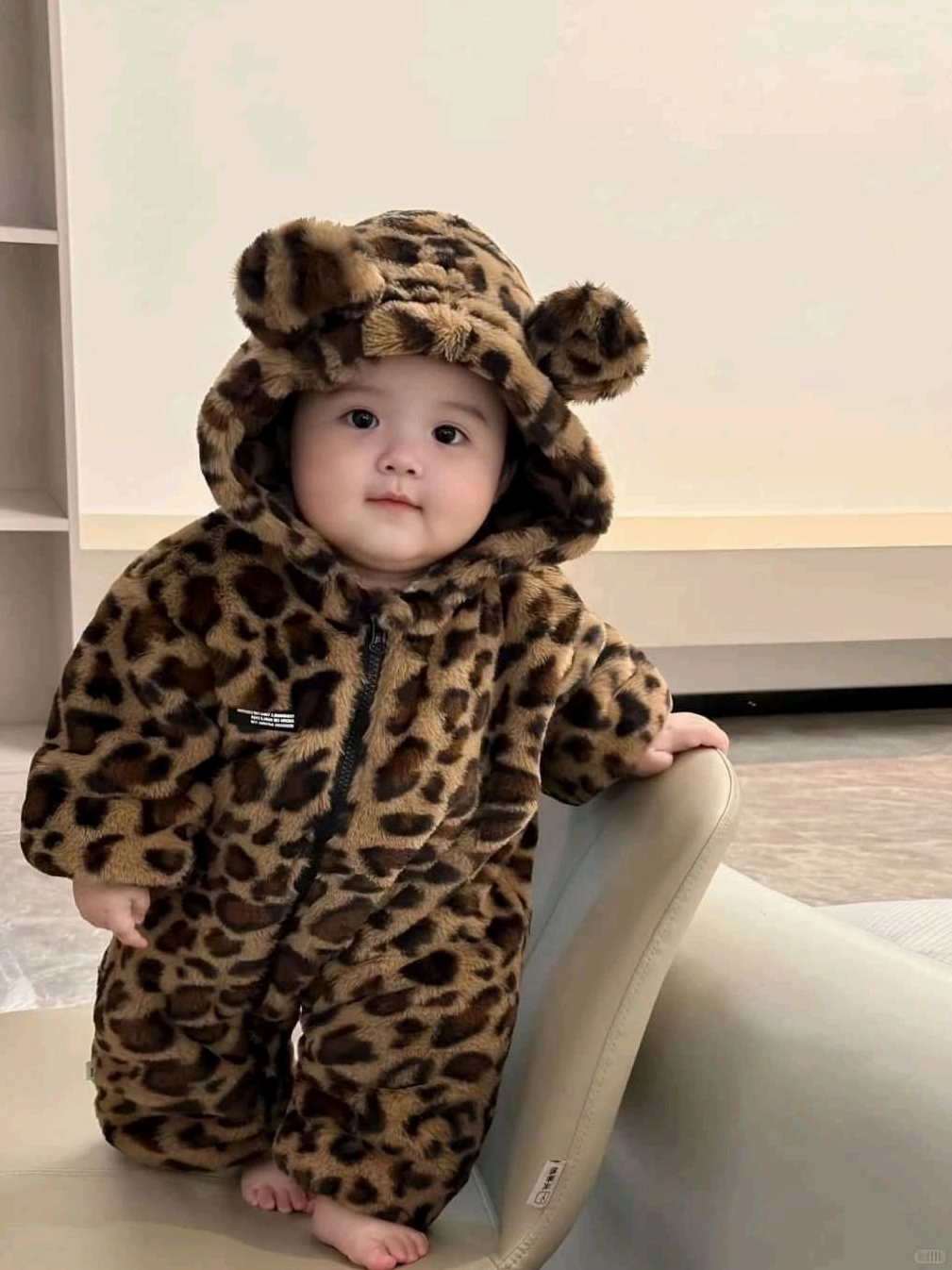 Bé trai đáng yêu trong trang phục ngộ nghĩnh làm hình nền