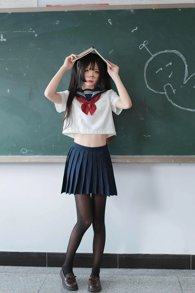 Biểu cảm chúm chím môi vô cùng đáng yêu của cô nàng học trò