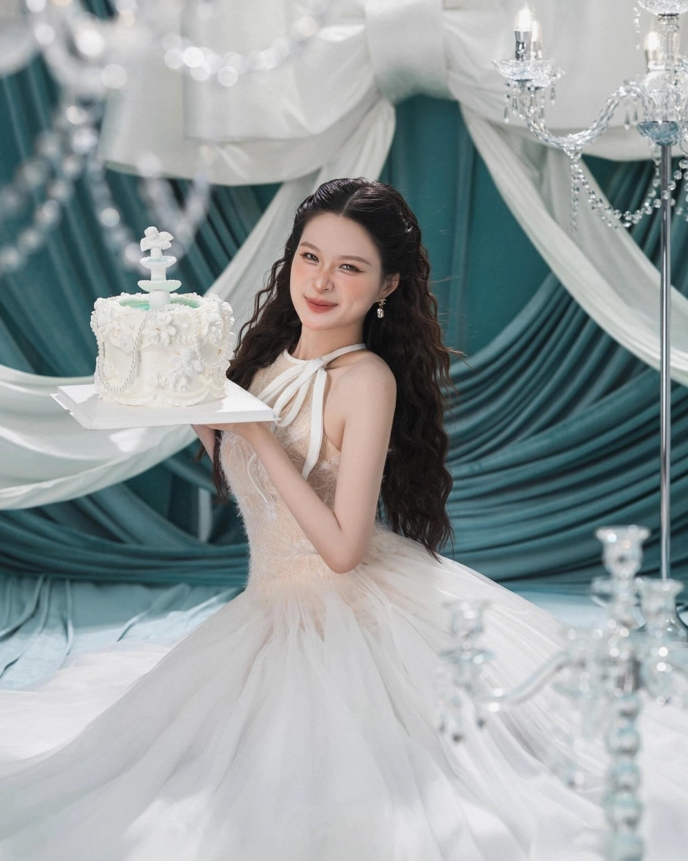 Biểu cảm đáng yêu của cô gái với đôi mắt biết cười