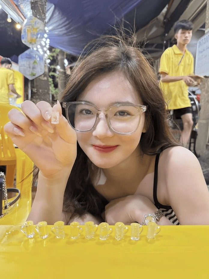 Biểu cảm ngây thơ, trong sáng vô cùng đáng yêu của thiếu nữ