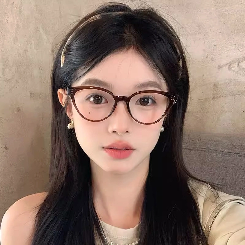 Biểu cảm nhí nhảnh đáng yêu vạn người mê của cô nàng đeo kính