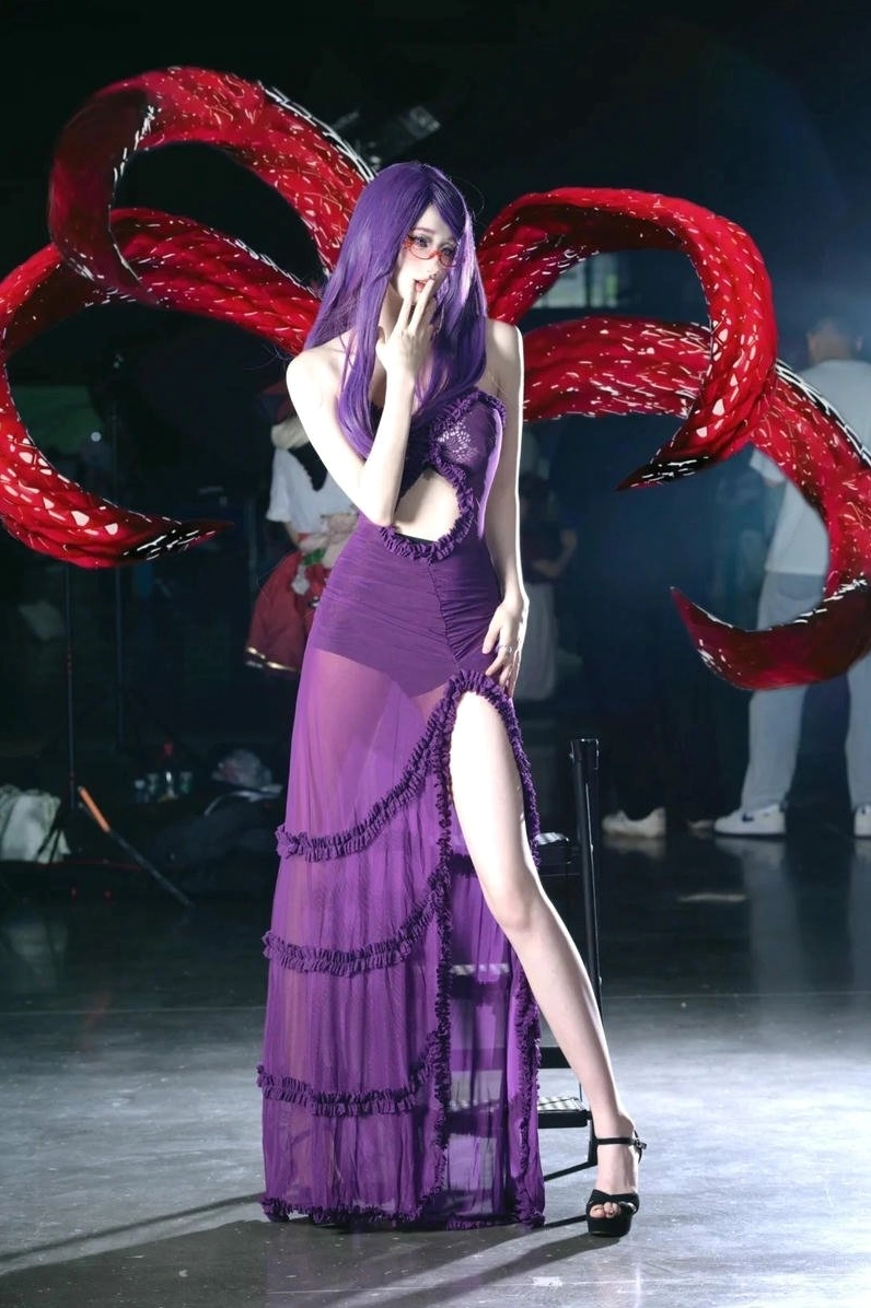 Biểu cảm vui vẻ rạng rỡ của nữ cosplayer