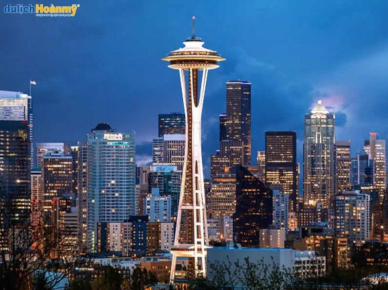 Biểu tượng Space Needle sừng sững giữa các tòa nhà chọc trời