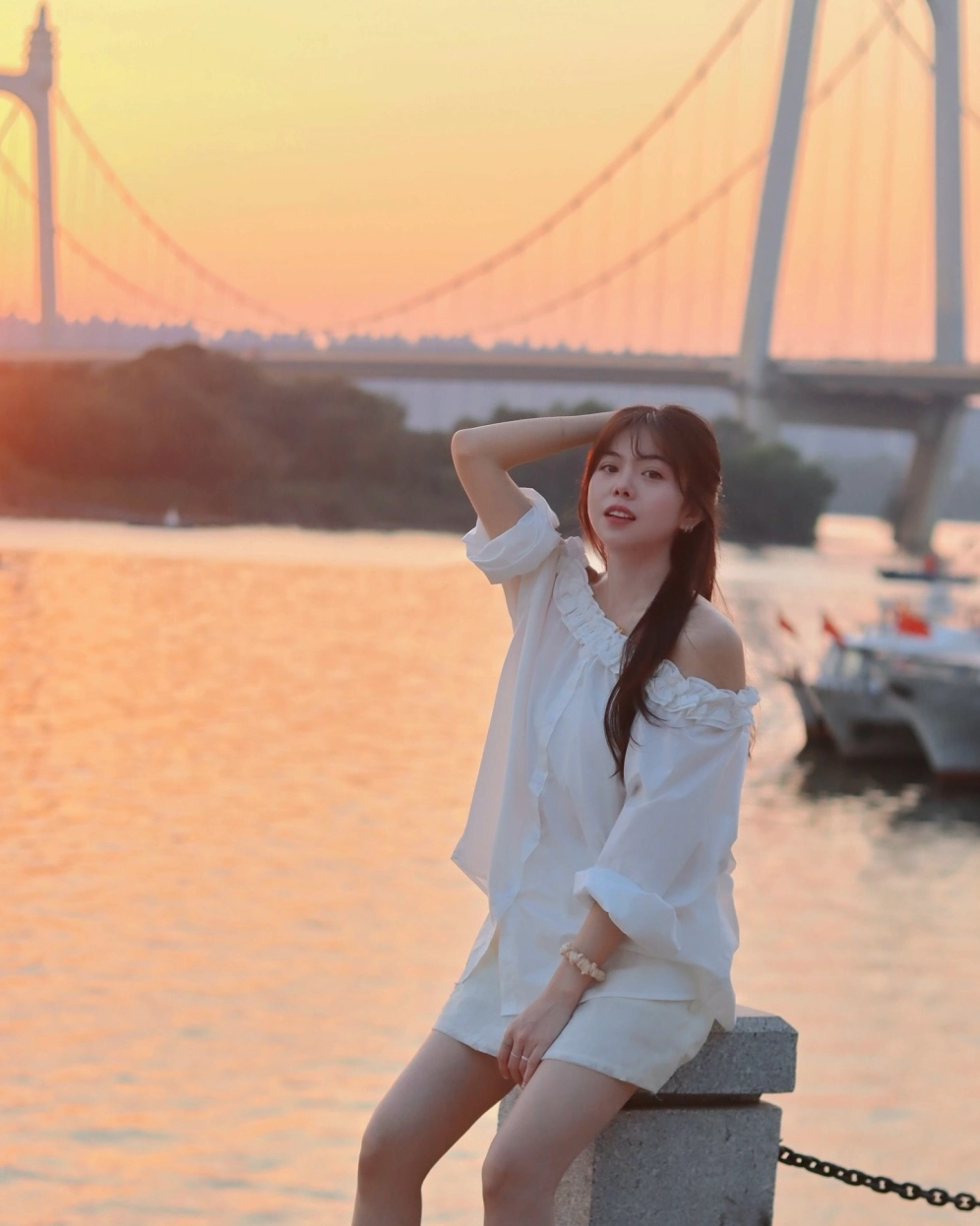 Bóng cô gái đổ dài trên bãi cát lúc hoàng hôn buông xuống