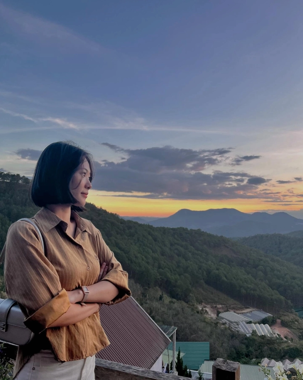 Bóng dáng thiếu nữ in đậm trên nền trời rực rỡ sắc màu