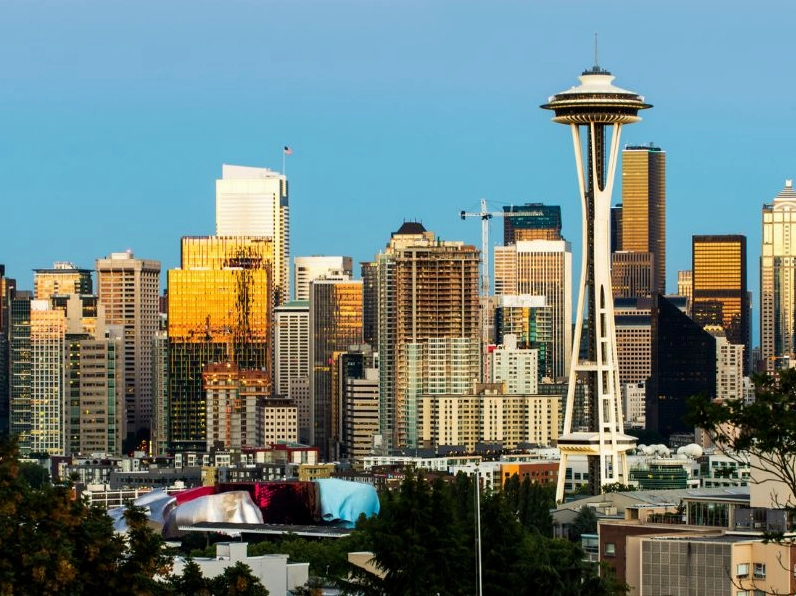 Bóng đen của Space Needle in hằn trên nền trời chạng vạng